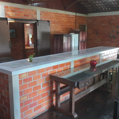 Cozinha americana com balcão integrado — praticidade e espaço para confraternizar