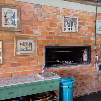 Churrasqueira interna em alvenaria — perfeita para momentos de lazer em qualquer clima