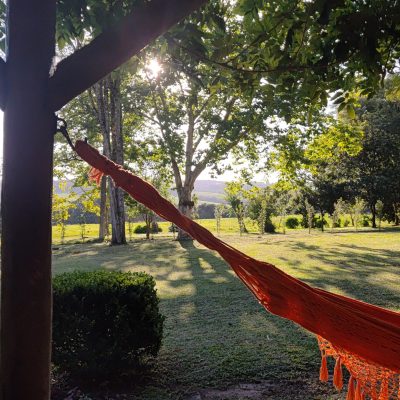 Redário sob as árvores — sombra, silêncio e tranquilidade garantidos