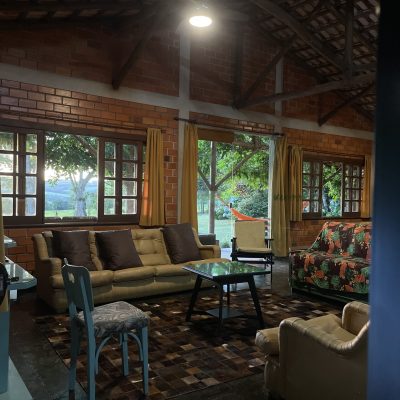 Ambiente interno iluminado e arejado com janelas amplas e vista para a natureza