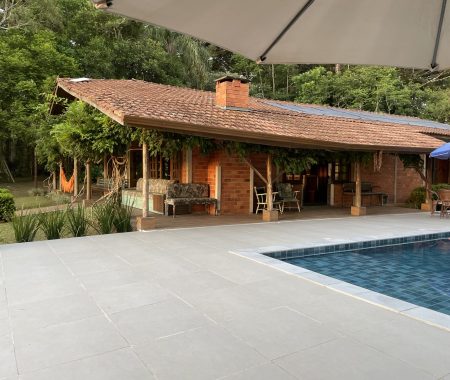 Área da piscina integrada à casa — ideal para aproveitar dias ensolarados com privacidade