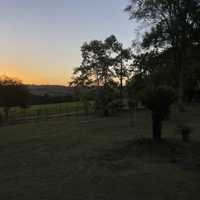 Paisagem rural ao entardecer — liberdade e ar puro a poucos minutos da cidade