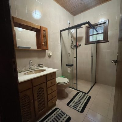 Banheiro completo com box de vidro e bancada espaçosa — funcionalidade e higiene garantida