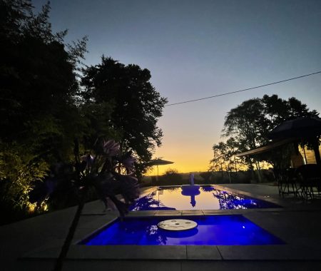 Piscina com iluminação noturna — aproveite momentos únicos mesmo após o pôr do sol