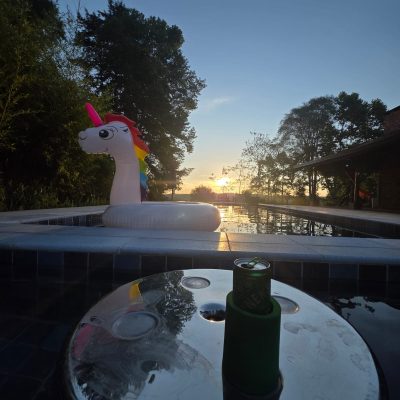 Piscina ao pôr do sol com boia temática — perfeito para relaxar com estilo
